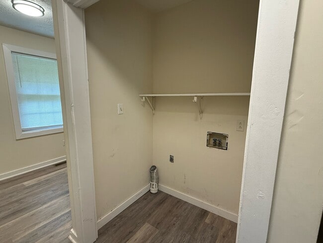 Building Photo - 307 Reeceburg Rd SE