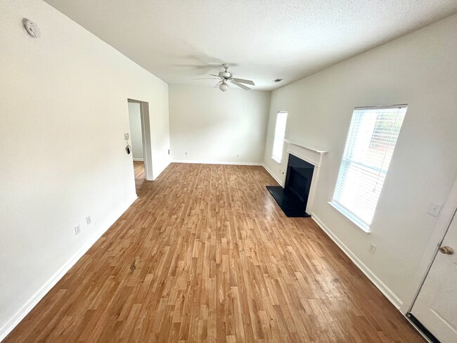 Building Photo - Great Home in Swim/Tennis Community