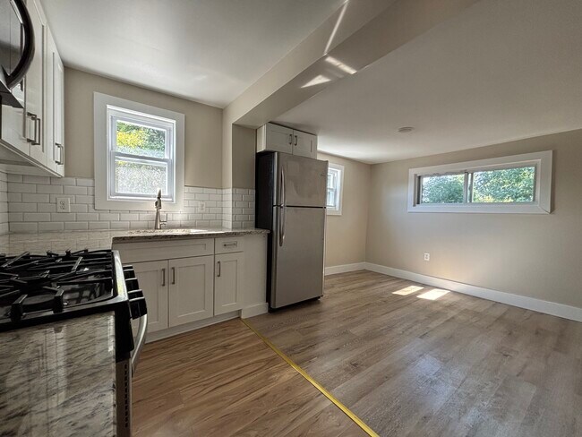 Kitchen - 355 River Dr