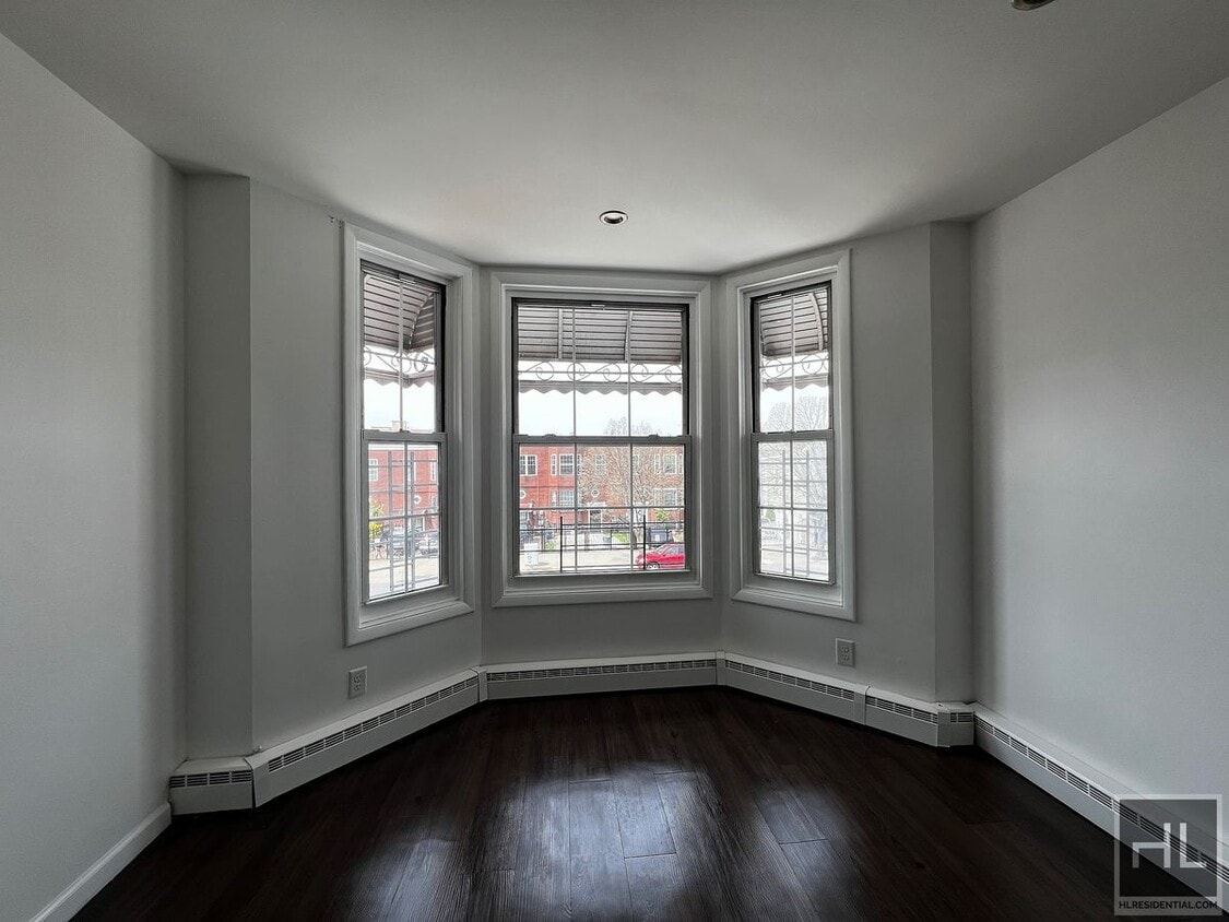 Primary Photo - TIFFANY STREET