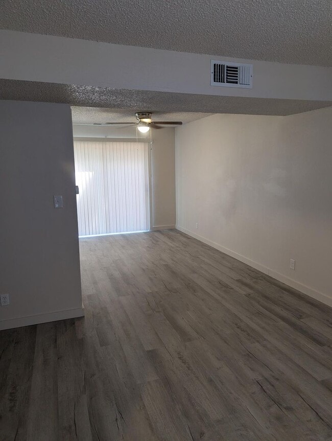 Building Photo - Newly Remodeled Townhouse