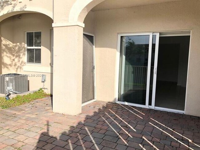 Foto del edificio - 8960 NW 97th Ave