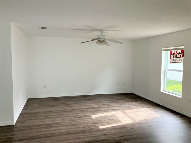Building Photo - SPACIOUS 2BR/1BA Duplex, Vaulted Ceilings,...
