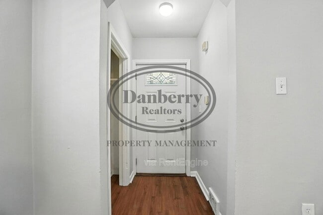 Building Photo - 822 Searles Rd