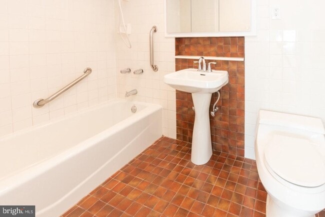 Foto del edificio - 2401 Pennsylvania Ave