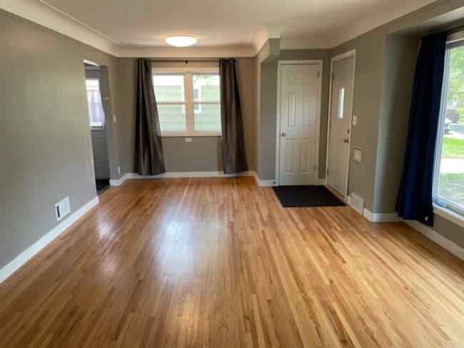 Foto del edificio - Updated, Modern, 4 Bed, 2 Bath, 3+Car Garage