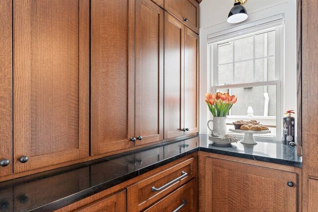 Foto del edificio - Fully Furnished Luxury Home – Just 3 Block...