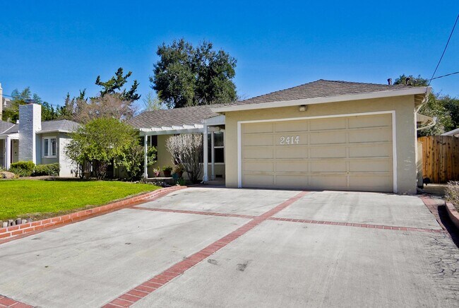 Building Photo - Awesome Home Located in a quiet tree lined...