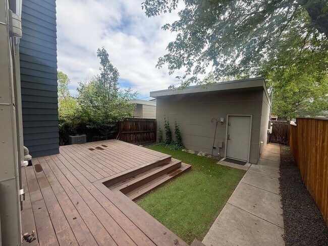 Foto del edificio - $0 DEPOSIT OPTION! MODERN 3-STORY HOME WITH ROOFTOP DECK NEAR BERKELY LAKE & 38TH AVE