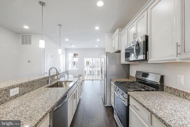 Foto del edificio - 527 E 7th St