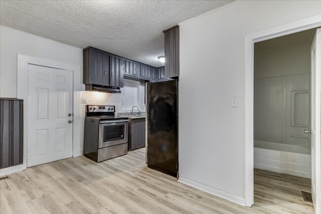 Building Photo - 2 Bedroom 1 Bath with attached garage. Move In ready Southeast Wichita