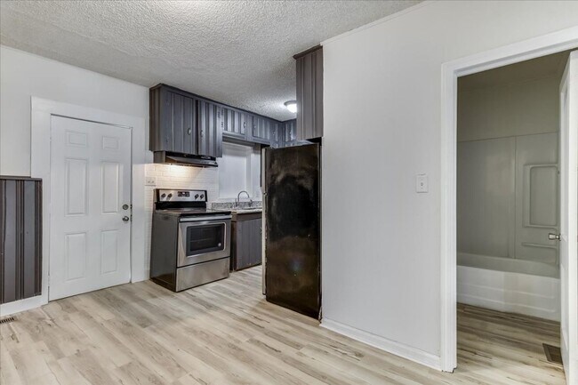 Foto del edificio - 2 Bedroom 1 Bath with attached garage. Move In ready Southeast Wichita