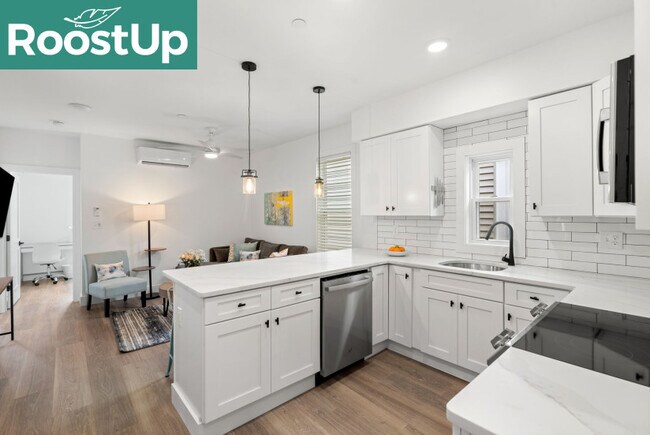 Foto del edificio - Furnished private bedroom with private ens...
