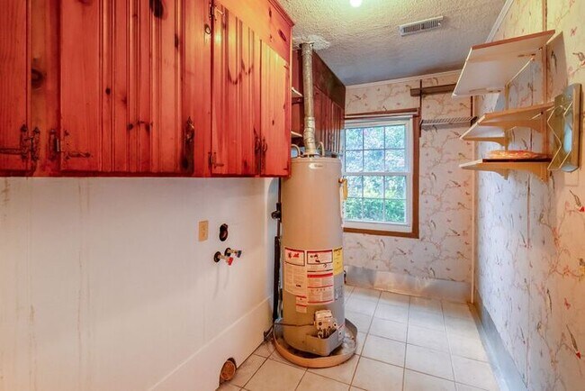 Foto del edificio - Space to Live, Room to Dream, 4BR/2BA with flex space, office, 2 car dettached garage and ample p...