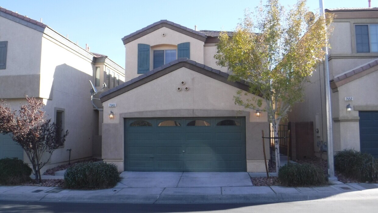 Primary Photo - MASTER BDRM+BATH+RETREAT AREA/SEPARATE BED...