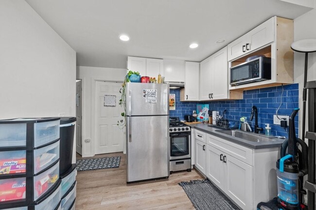 Building Photo - 5371 Saxon St