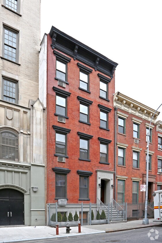 Primary Photo - 333 W 18th St