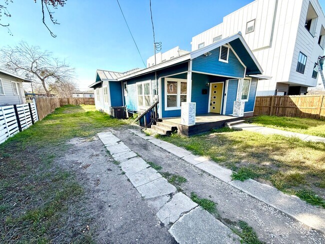 Building Photo - Available Now! MUST SEE 3 Bedroom / 2 Bath...