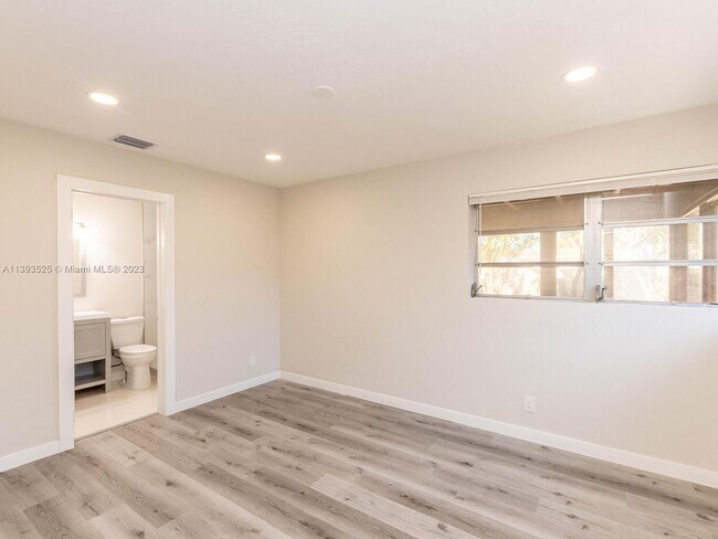 Foto del edificio - 1553 NE 46th St