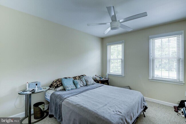 Foto del edificio - 5812 Edson Ln