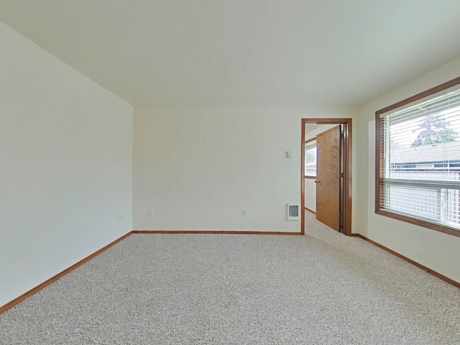 Building Photo - 2 Bedroom Apartment ~ Close to 9th Street