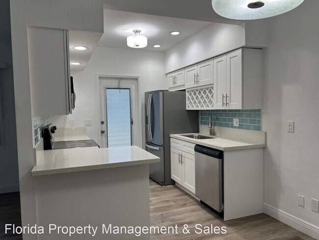 Building Photo - 2 br, 1 bath House - 2100 NE 39th St, #404