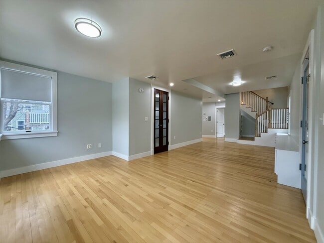 Building Photo - 174 Maplewood St