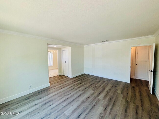 Foto del edificio - 6534 Balcom Ave