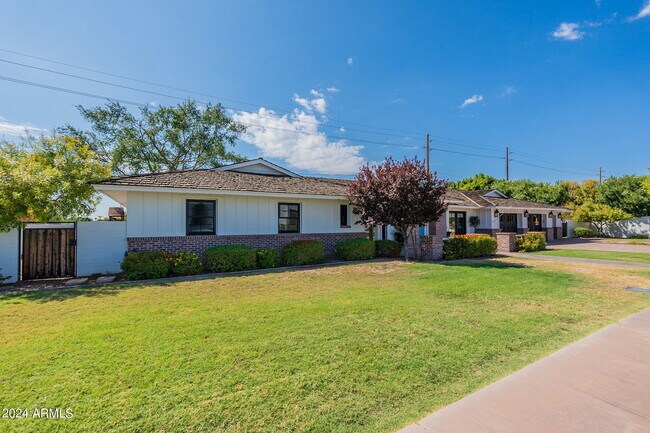 Building Photo - 6433 E Calle Camelia