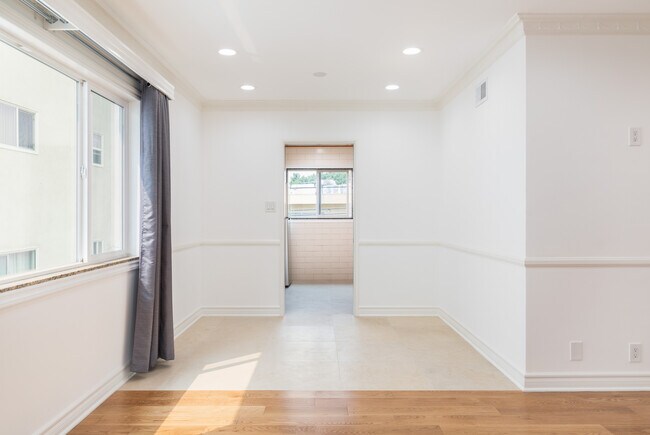 Building Photo - 1437 N Poinsettia Pl