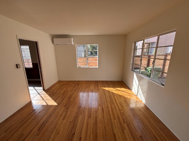 Foto del edificio - 4616 Kingswell Ave