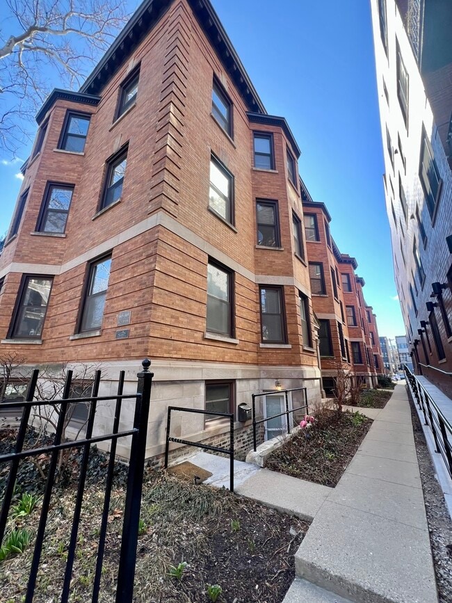 Foto del edificio - 665 W Barry Ave