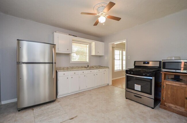 Building Photo - 908 Altic St