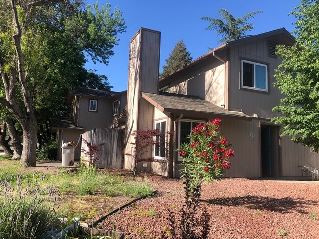 Building Photo - 1273 Woodside Glen Way