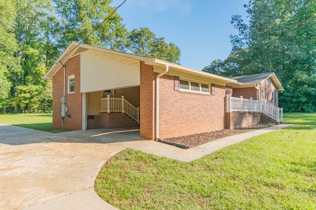Building Photo - Remodeled ranch home in Lancaster, SC