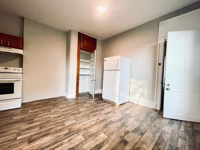 Kitchen with large pantry - 1813 Highland Ave