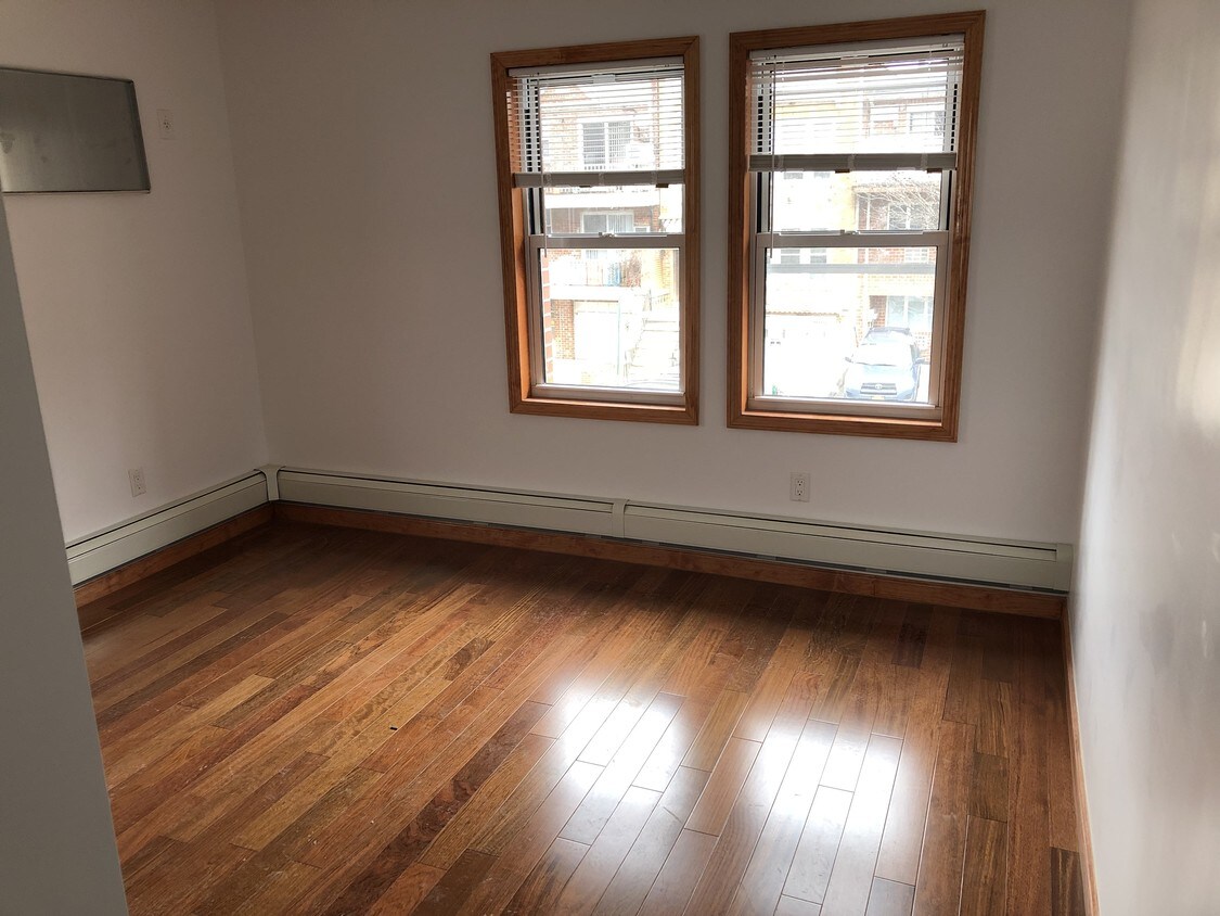Foto principal - 1562 W 5th St