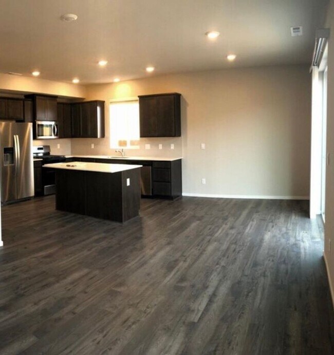 Building Photo - Beautiful 4 Bedroom Home with Attached Garage!