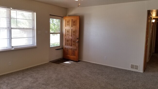 Foto del edificio - HOME IN CLOVIS CONVIENT TO PLAINS REGIONAL...