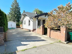 Building Photo - 5612 SE Liebe St