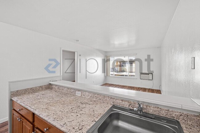 Foto del edificio - 100 Village Dr