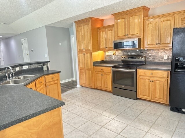 Foto del edificio - Welcome Home to this 3/2 beautifully Designed for both Relaxation & Entertaining