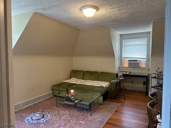 Building Photo - 98 Elm St