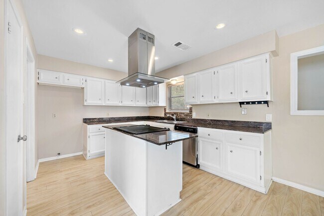 Foto del edificio - Lovely 3 bedroom 2 bath w/ potential 4 bed...