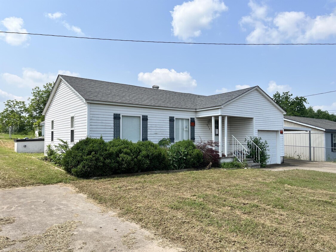 323 W Almar Dr, Chickasha, OK 73018 House Rental in Chickasha, OK