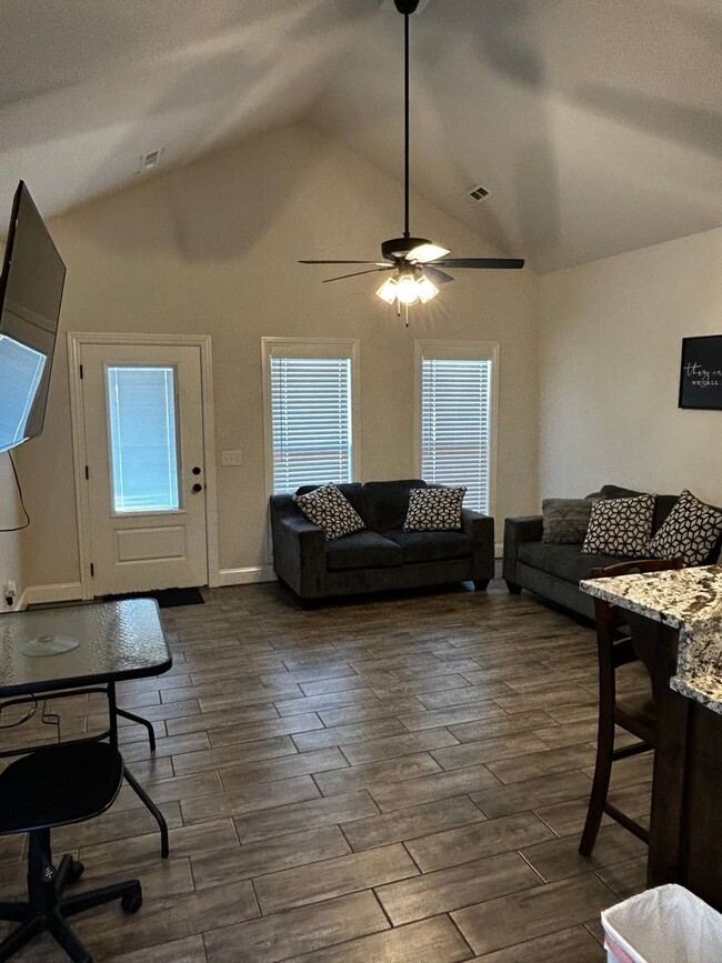 Building Photo - Very New 1 Bedroom 1 Bathroom Town Home No...