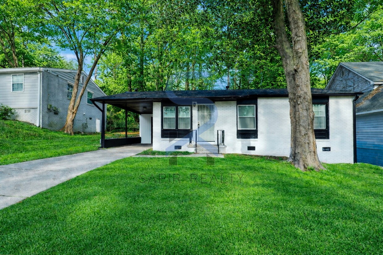 Your Carroll Heights Retreat – 3BR Home with Big Backyard Appeal - Charming 3-Bed, 1-Bath Gem in Atlanta's Vibrant NW - 875 Sq Ft of Cozy Comfort!