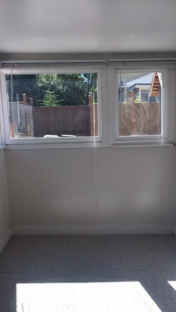 Foto del edificio - PRELEASING: 4 bdrm/1bath Sunny York Neighborhood home!