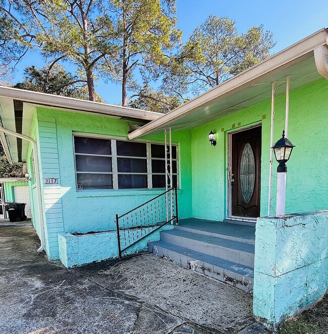 Building Photo - 3 Bed/2 Bath with one car garage home located in Jake Gaither Neighborhood!