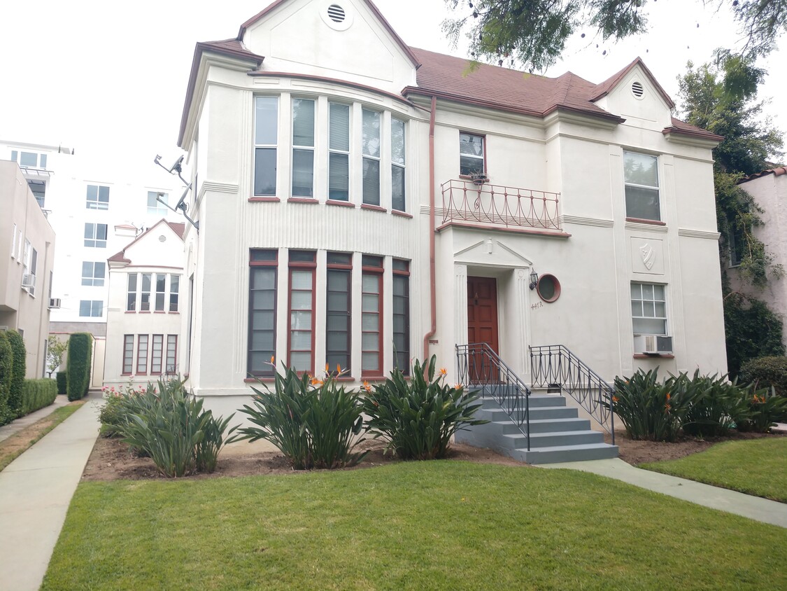 Primary Photo - 447 N Oakhurst Dr
